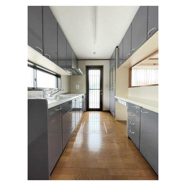 ゴミ出しや荷物の運び入れに便利な勝手口＾＾