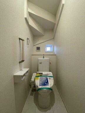 階段下のスペースを生かした1階トイレ