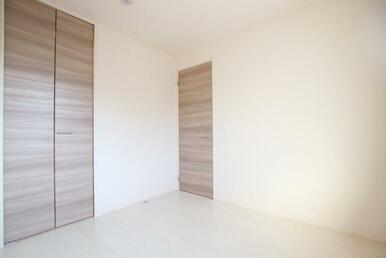 建具の色も柔らかい色合いですね