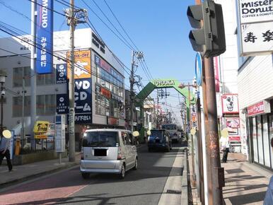 鶴見駅西口、豊岡通り