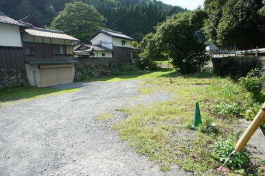 駐車スペース（道を挟んで向かい側にあります）