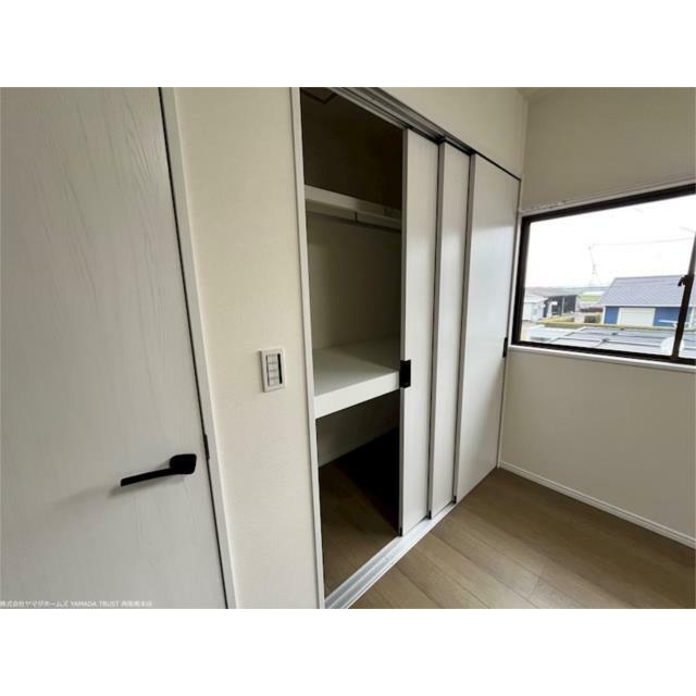 ３枚扉なので取り出しやすい♪お布団を置いたりお洋服もかけられるようになっています♪