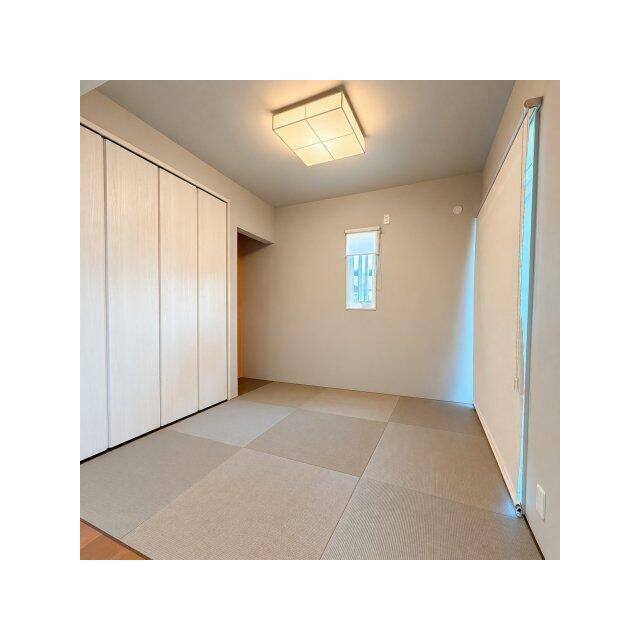 リビング横の和室はお子さまの遊び場やお昼寝スペース、来客用の客間などライフスタイルに合わせて活用でき