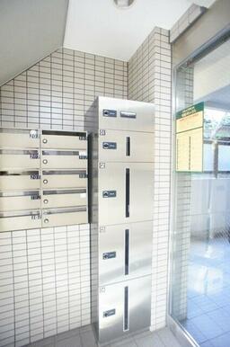 外出時もお荷物をお受け取り可能な宅配ロッカー付です♪