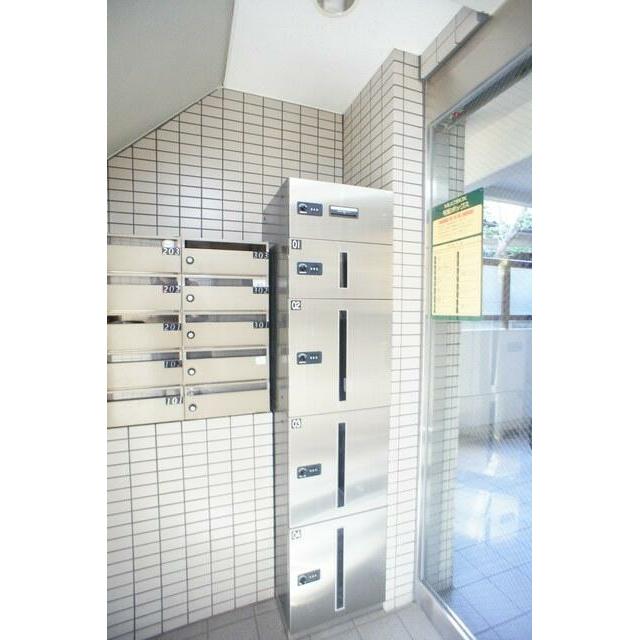 外出時もお荷物をお受け取り可能な宅配ロッカー付です♪