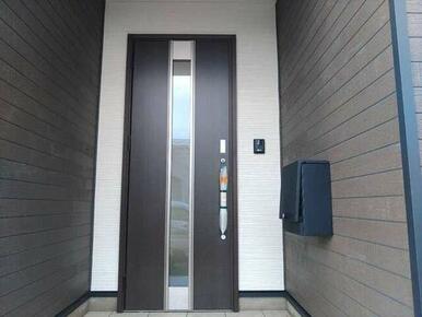 家族の送り迎えはこの玄関で