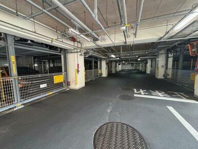 機械式駐車場。空あり。空き状況は担当へ確認下さい。高さは1750・1800・2100があり、料金も変わります。幅