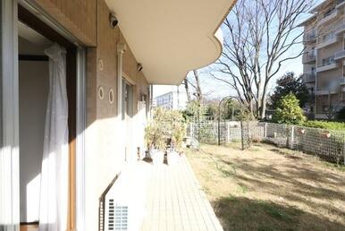 プランターが置けるテラス☆洗濯物も広々干せます。