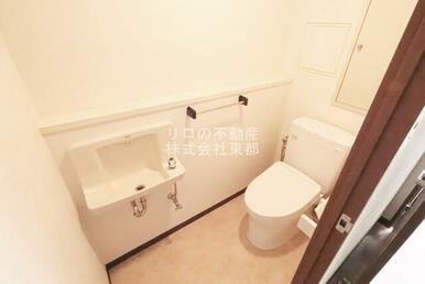 トイレ後ろに収納があるのでサニタリーを隠せます。