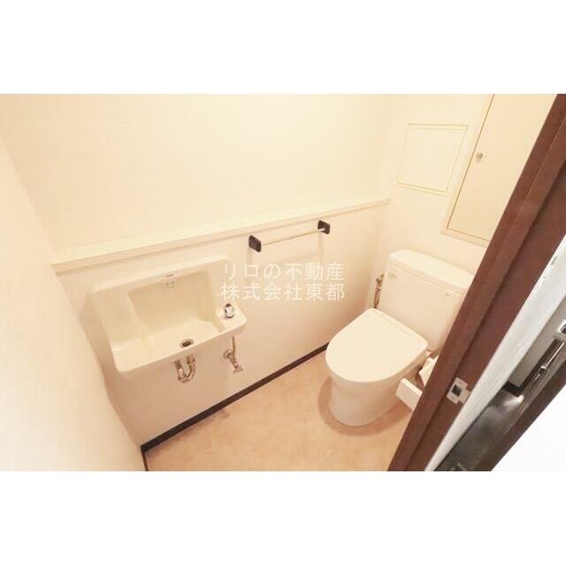 トイレ後ろに収納があるのでサニタリーを隠せます。