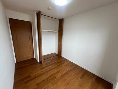 中央洋室はクロス交換と新品クローゼット交換をおこないました