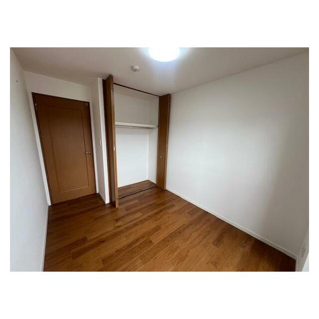 中央洋室はクロス交換と新品クローゼット交換をおこないました