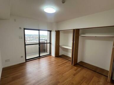 北側洋室はクロス交換と新品クローゼット交換をおこないました