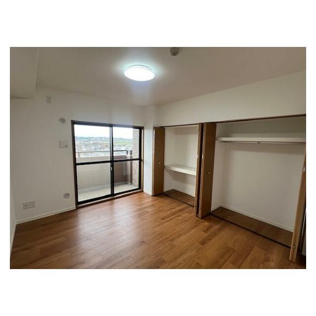 北側洋室はクロス交換と新品クローゼット交換をおこないました