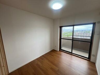 中央洋室はカーペット張りから新品フローリングに交換しました