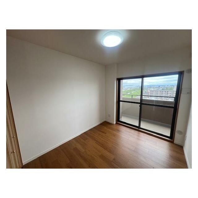 中央洋室はカーペット張りから新品フローリングに交換しました