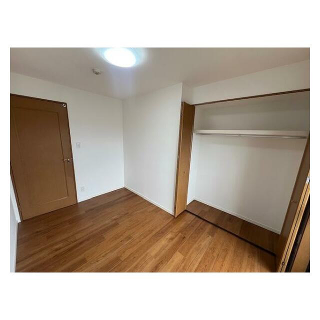 南側洋室はクロス交換と新品クローゼット交換をおこないました