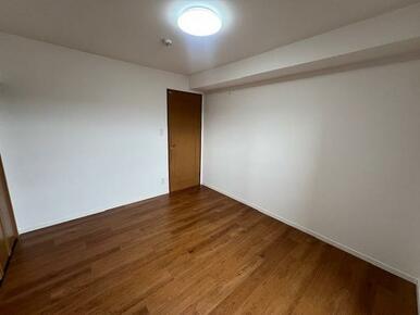 北側洋室はカーペット張りから新品フローリングに交換しました