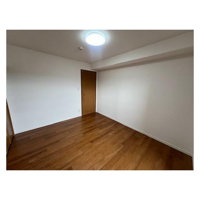 北側洋室はカーペット張りから新品フローリングに交換しました