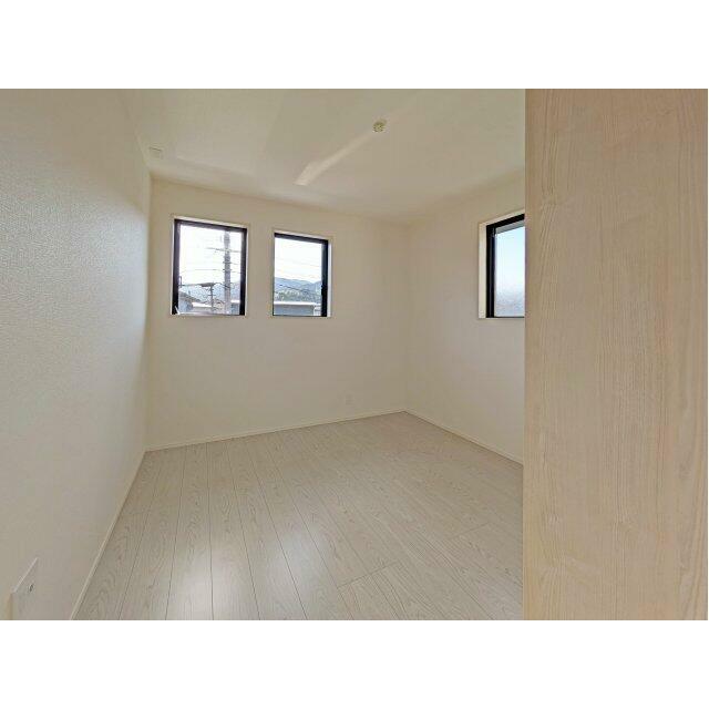 2階洋室、どんなインテリアにも合うイメージです。※撮影：1/14