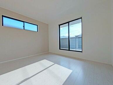 2階寝室、バルコニーに面した明るいお部屋です　※撮影：1/14