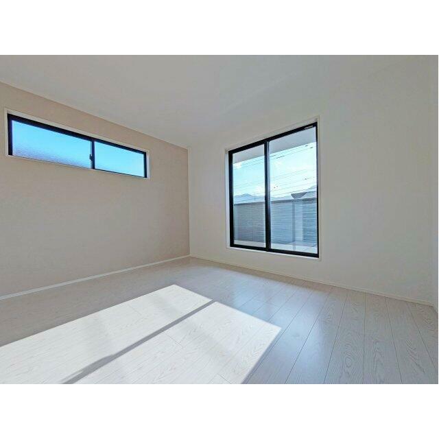2階寝室、バルコニーに面した明るいお部屋です　※撮影：1/14