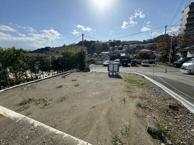 南側道路より一番手前の区画となります。