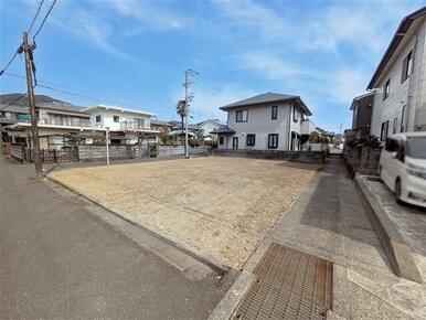 北西角地、南側は水路のため、開放的な土地です。