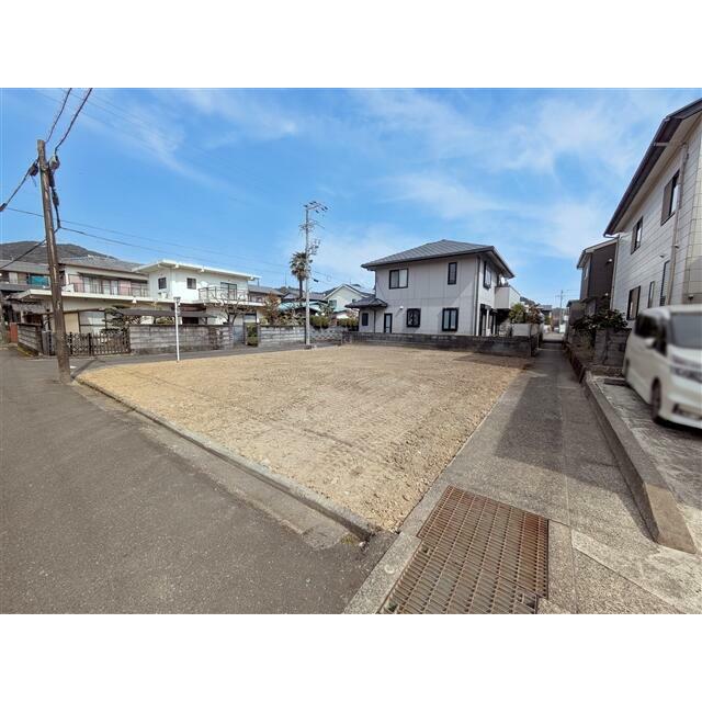 北西角地、南側は水路のため、開放的な土地です。