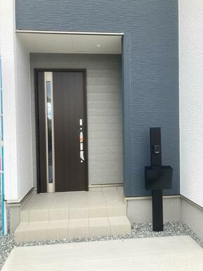 帰ってきたらまずは玄関で消毒や消臭を（1号棟）