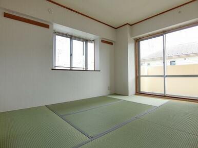 ★二面採光で明るい和室★