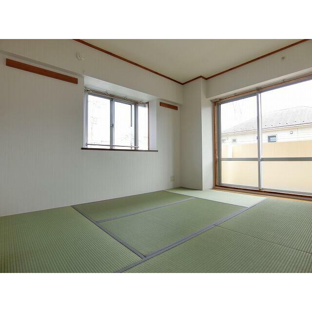 ★二面採光で明るい和室★