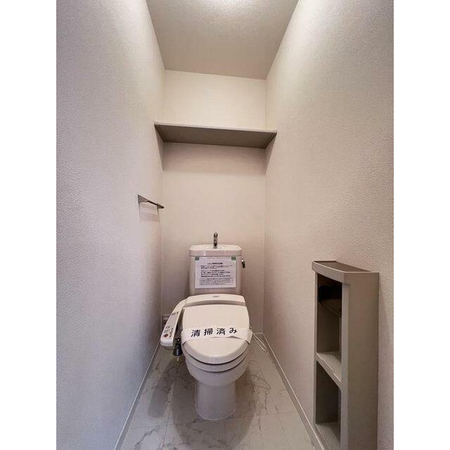 トイレには温水洗浄便座の設置がございます。