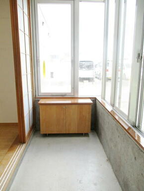 大きな窓があるので開放的な玄関です　※同タイプ参考写真