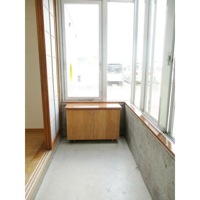 大きな窓があるので開放的な玄関です　※同タイプ参考写真