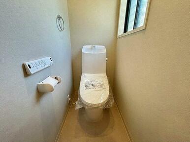 「トイレ」ＬＩＸＩＬ製新品交換済み、各階にトイレ設置