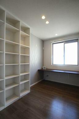 ワークスペースには壁面収納もございます。