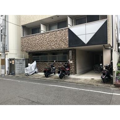 ゴミ置場（左）・バイク駐輪場