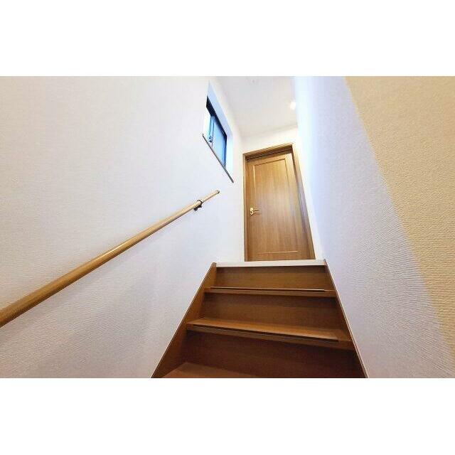 階段：窓から光が入り、明るさを保てます。