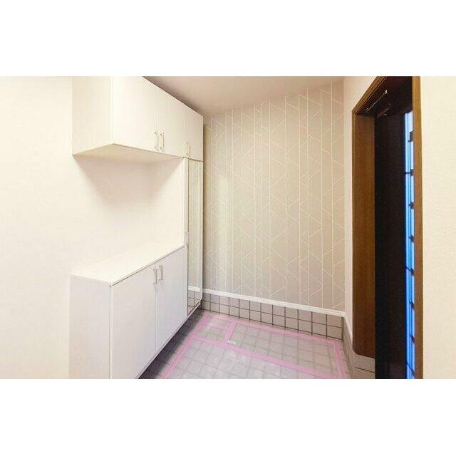 玄関：下駄箱を新調。壁の一部はアクセントクロスに。