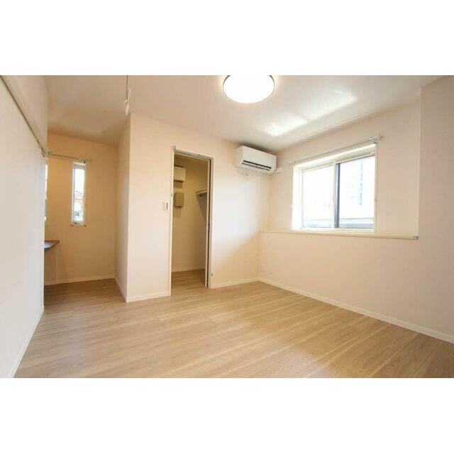 ワークスペースとウォークインクローゼットがあります。