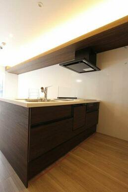 ＩＨ３口グリル付きのシステムキッチンは対面カウンタータイプです。