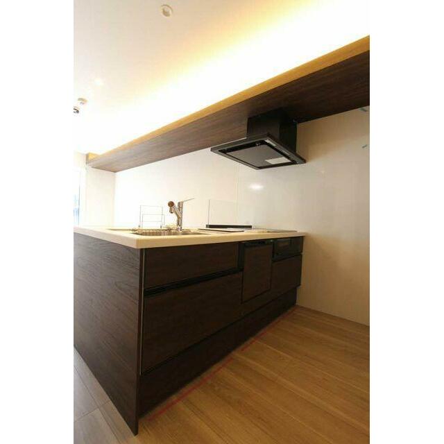 ＩＨ３口グリル付きのシステムキッチンは対面カウンタータイプです。