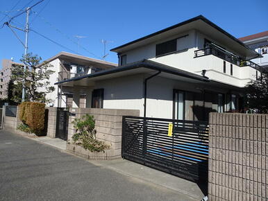 つつじヶ丘駅から徒歩３分。駅近で買い物や通勤・通学に便利な場所です。（水道料金は共益費に含む）