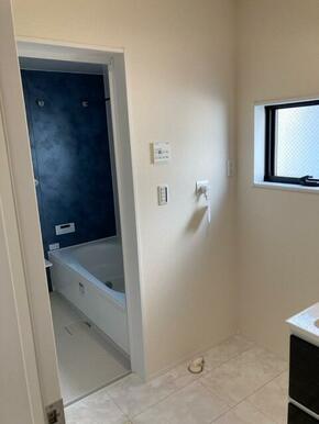 女性のお化粧や男性の身だしなみに洗面台は不可欠（2号棟）