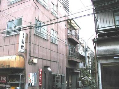 奥の３階建ての建物になります