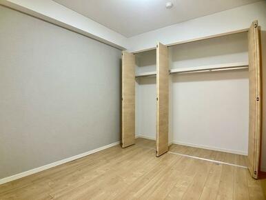 「洋室」フローリング、クロス張り替えています