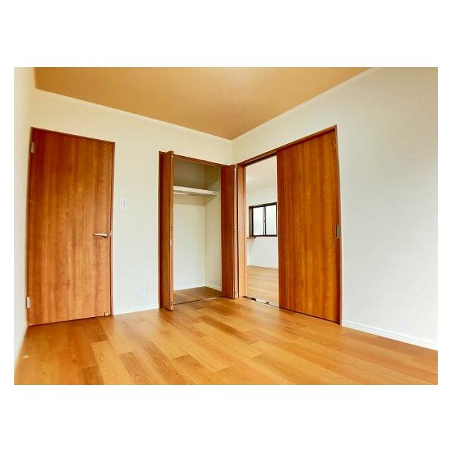 「洋室」LDK横の約6帖洋室です