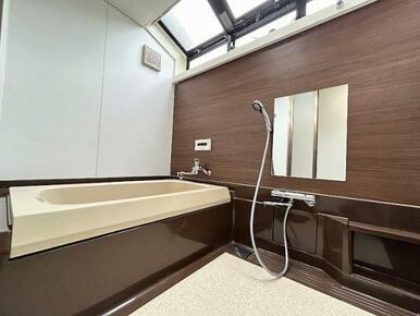 「浴室」浴槽コーティング、壁と床には浴室リフォーム用のシートを貼り、水栓は交換しました。