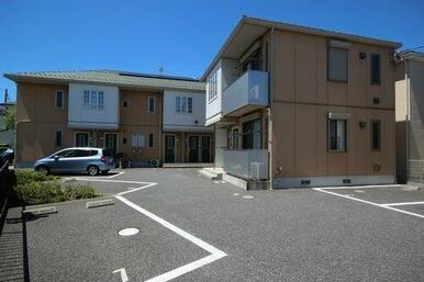 １棟８世帯の重層長屋スタイル